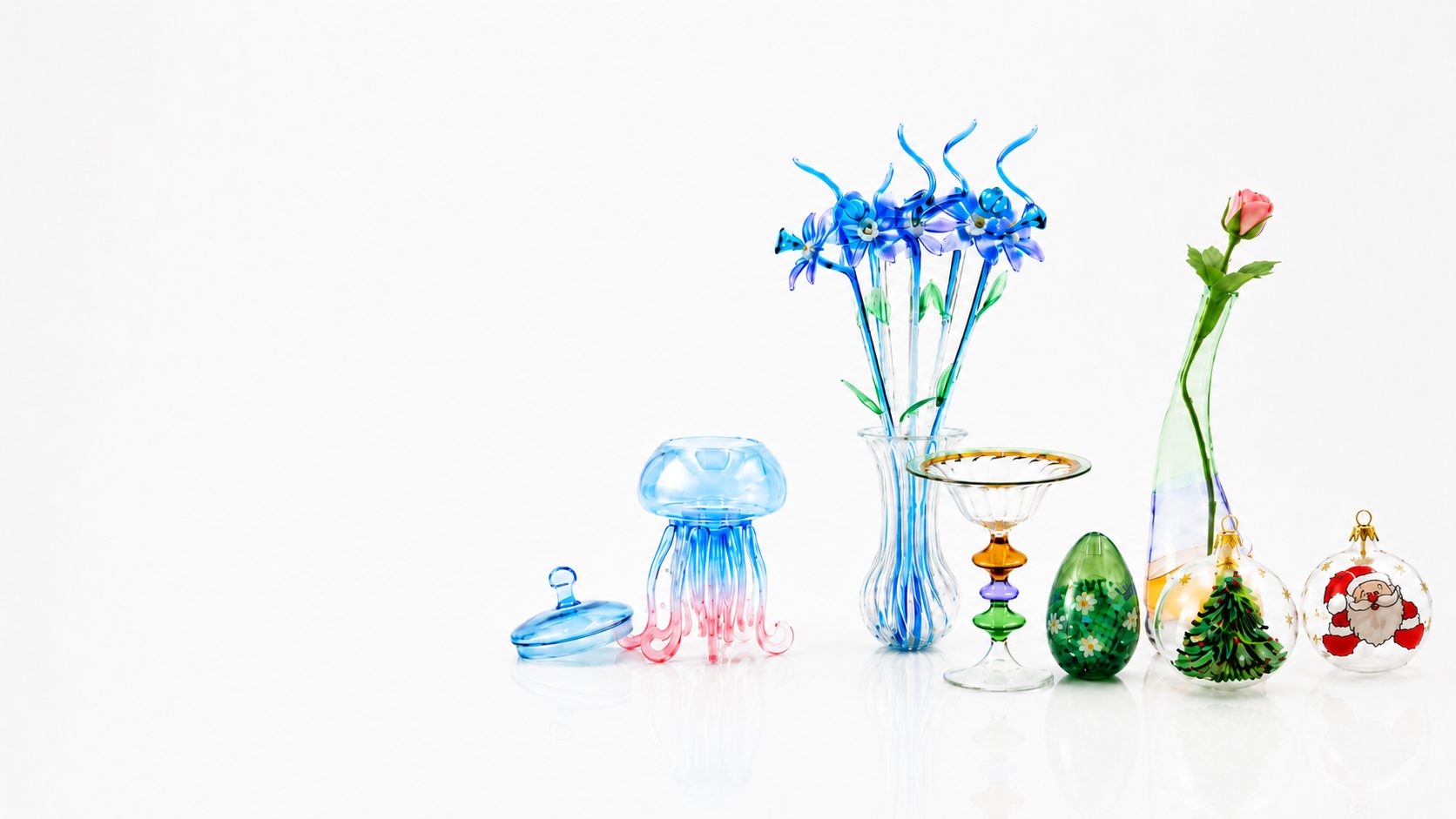 Vasi, fiori e piccoli oggetti in vetro soffiato a mano nel laboratorio Soffio d'Arte a Bergamo